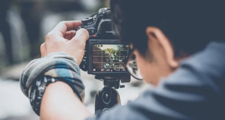 ما الذي يتطلبه إنشاء محتوى فيديو رائع لمواقع التواصل الاجتماعي: دليل من 10 خطوات